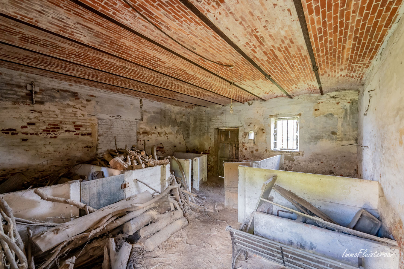 Te renoveren karaktervolle historische hoevewoning met stallingen, binnenkoer, dreef en weiland op ca. 1,36ha te Rebecq (Waals-Brabant) 