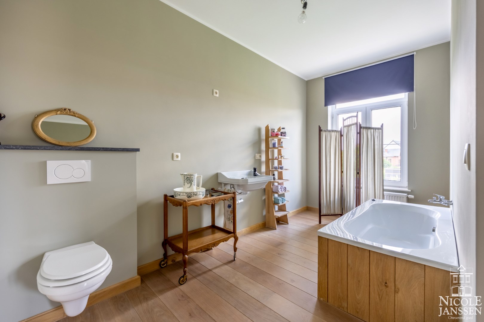 Ensuite badkamer met toilet, lavabo en ligbad