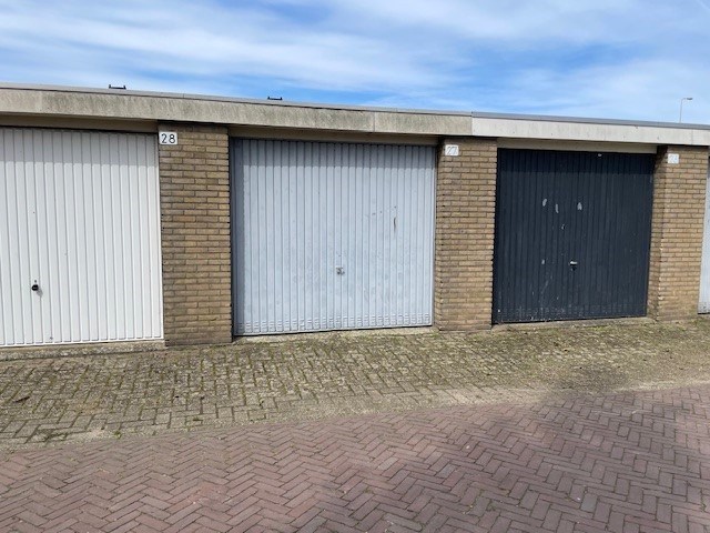 Garage-box aan de grens van de wijken Walburg (Zwijndrecht) en Volgerlanden ( H.I. Ambacht) 
