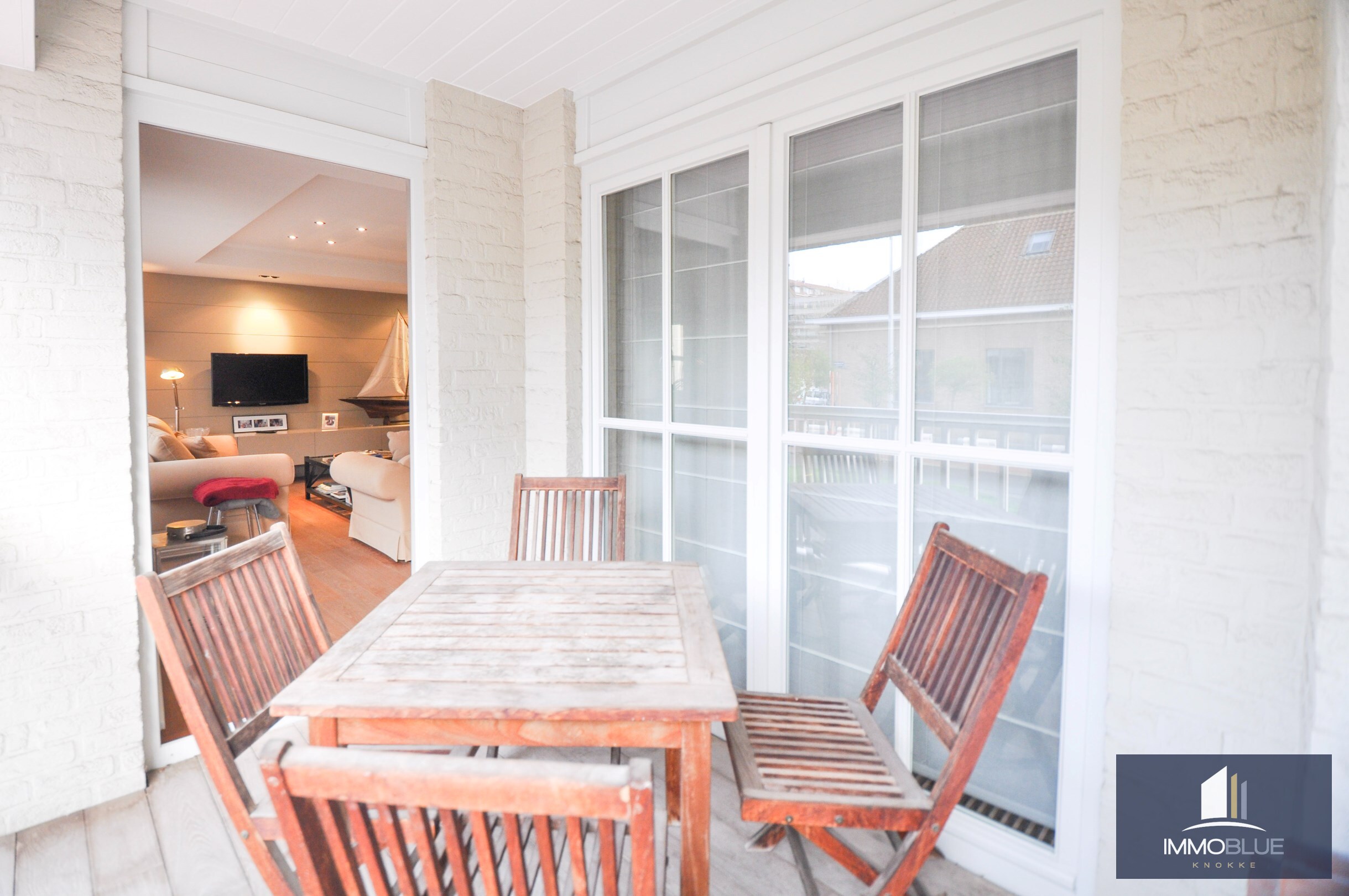 Appartement met een zonnig terras en een inpandige garage. 