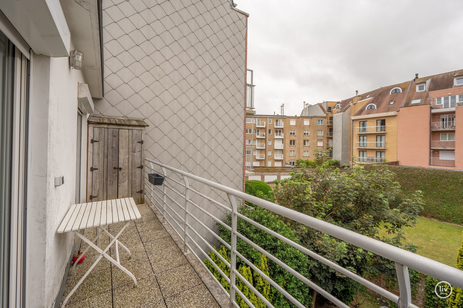 Appartement ensoleill&#233; b&#233;n&#233;ficiant d&#39;une vue magnifique sur les villas de Knokke, tr&#232;s bien situ&#233; &#224; proximit&#233; du centre et de la mer. 