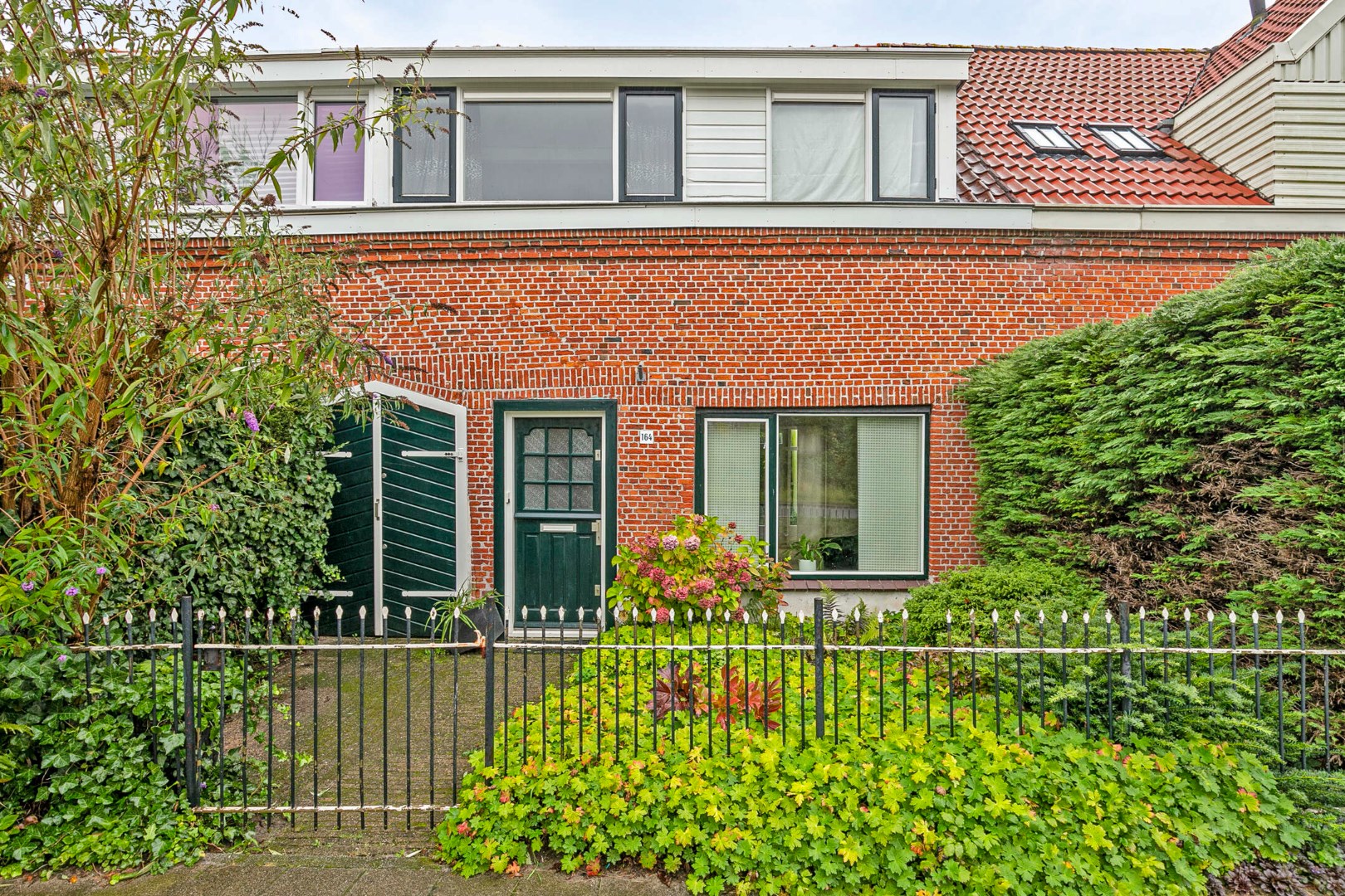 Handige starter of klusser opgelet! Karakteristieke 4-kamer woning met 2 ruime slaapkamers, ruime badkamer en diepe tuin op eigen grond gelegen! 