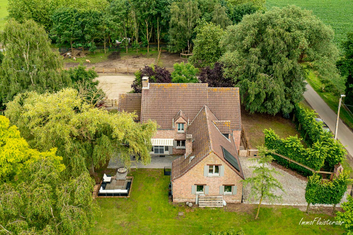 Prachtige villa in landelijk kader met stalgebouw en aanpalend grasland op 8.862m&#178;. 