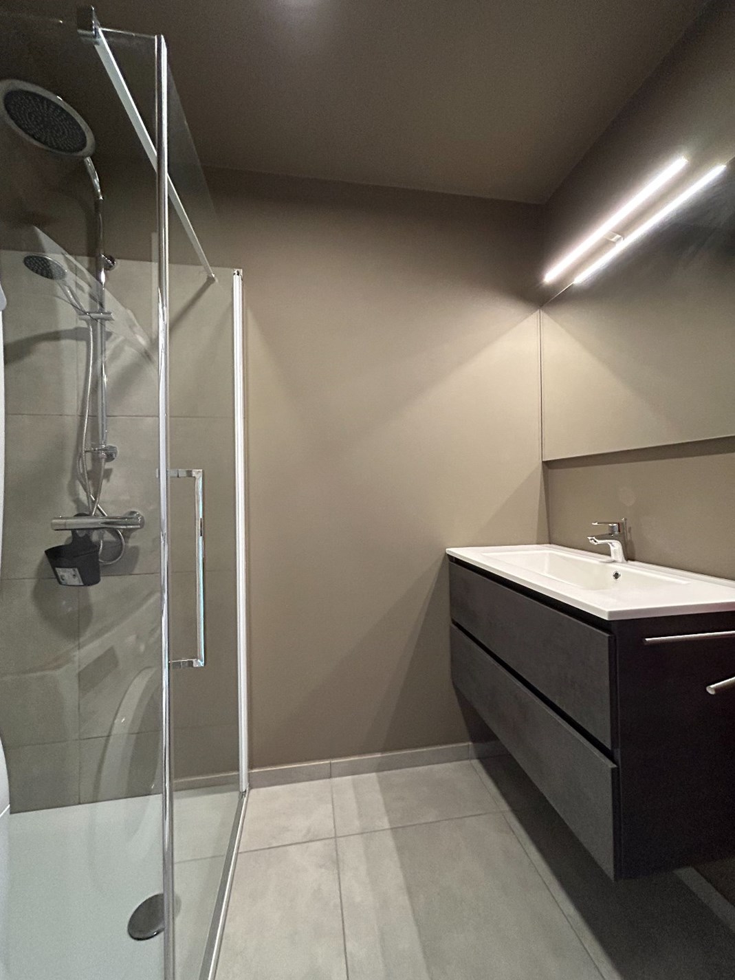 Recent, instapklaar appartement (75 m&#178;) met 2 slaapkamers in vrijstaande, kleinschalige residentie + autostaanplaats 
