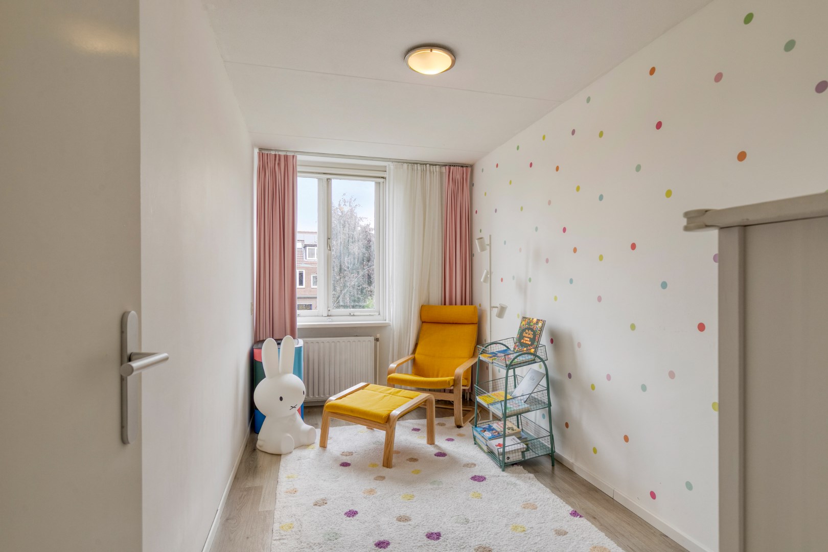 Keurige 5-kamer tussenwoning met fraaie keuken en badkamer, ruime achtertuin en gelegen op eigen grond! 