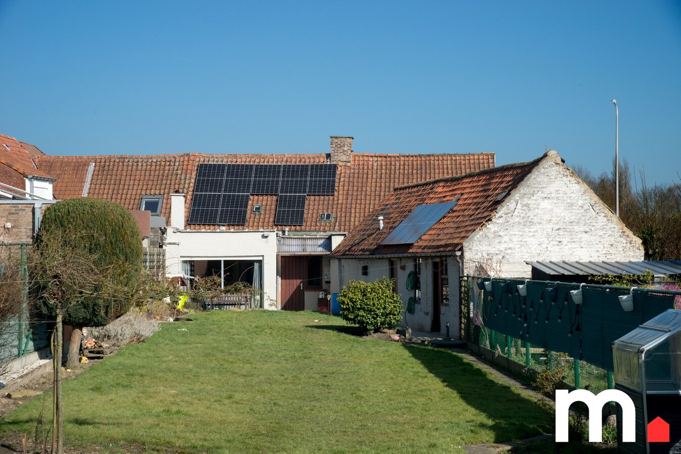 Charmante woning met ruime tuin dichtbij de Leieboorden te Wevelgem ! 