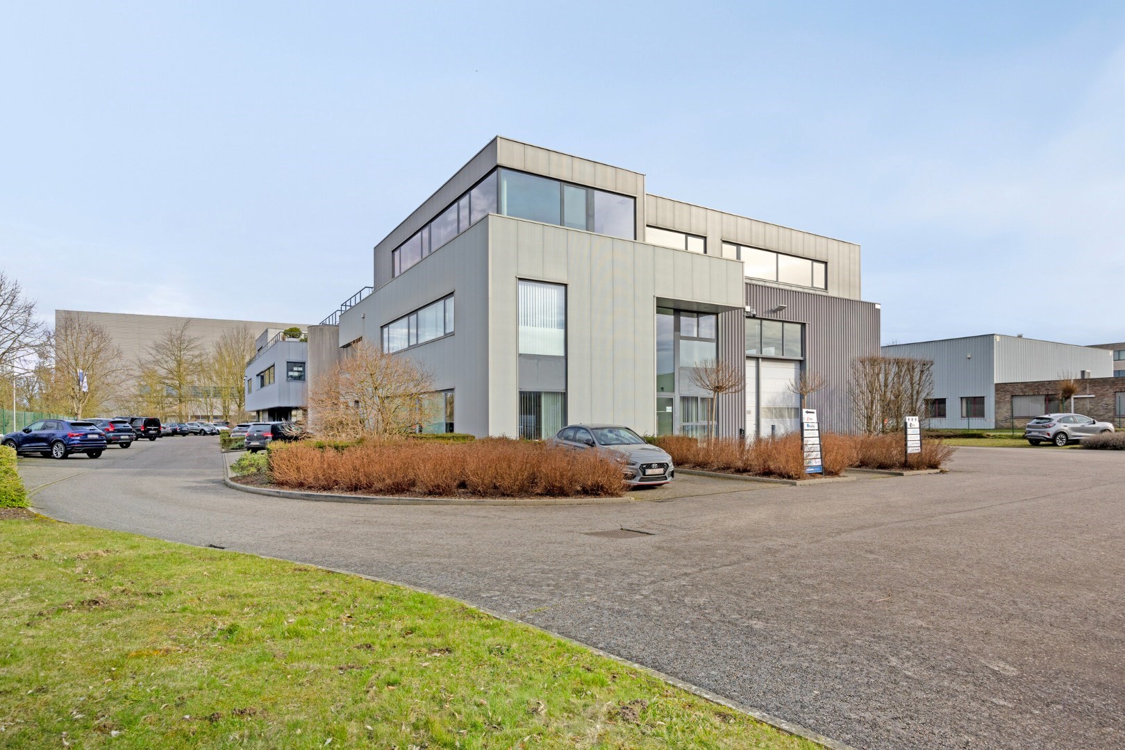 Kantoor te koop in het industriepark te Haasrode/Heverlee met 14 parkings - opp. 626 m&#178; - verkoop van aandelen 