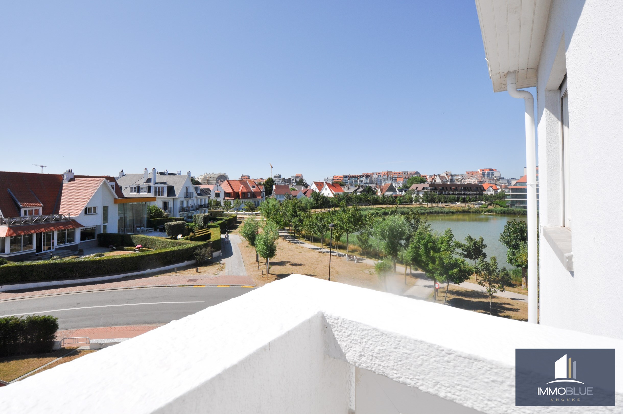 Appartement d&#39;angle enti&#232;rement r&#233;nov&#233; avec une belle vue sur le lac de la Victoire. 