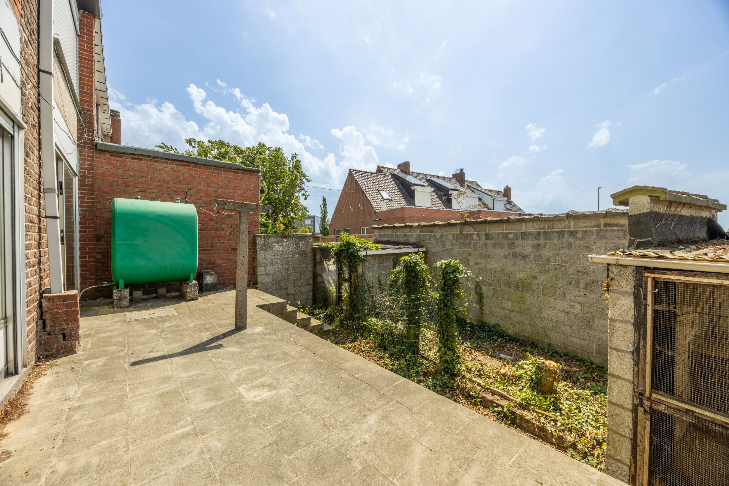 TE RENOVEREN WONING MET GARAGE 