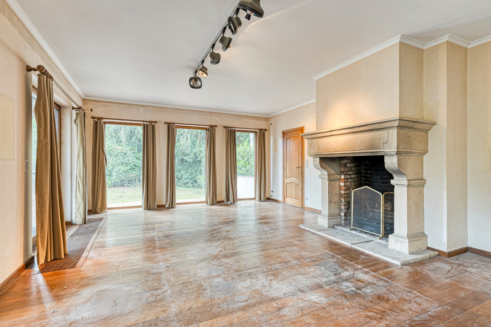 Ruime gezinswoning met 5 slaapkamers, praktijkruimte en dubbele garage in Kessel-Lo – EPC 337 kWh/m&#178; – bewoonbare oppervlakte ca. 301 m&#178; 