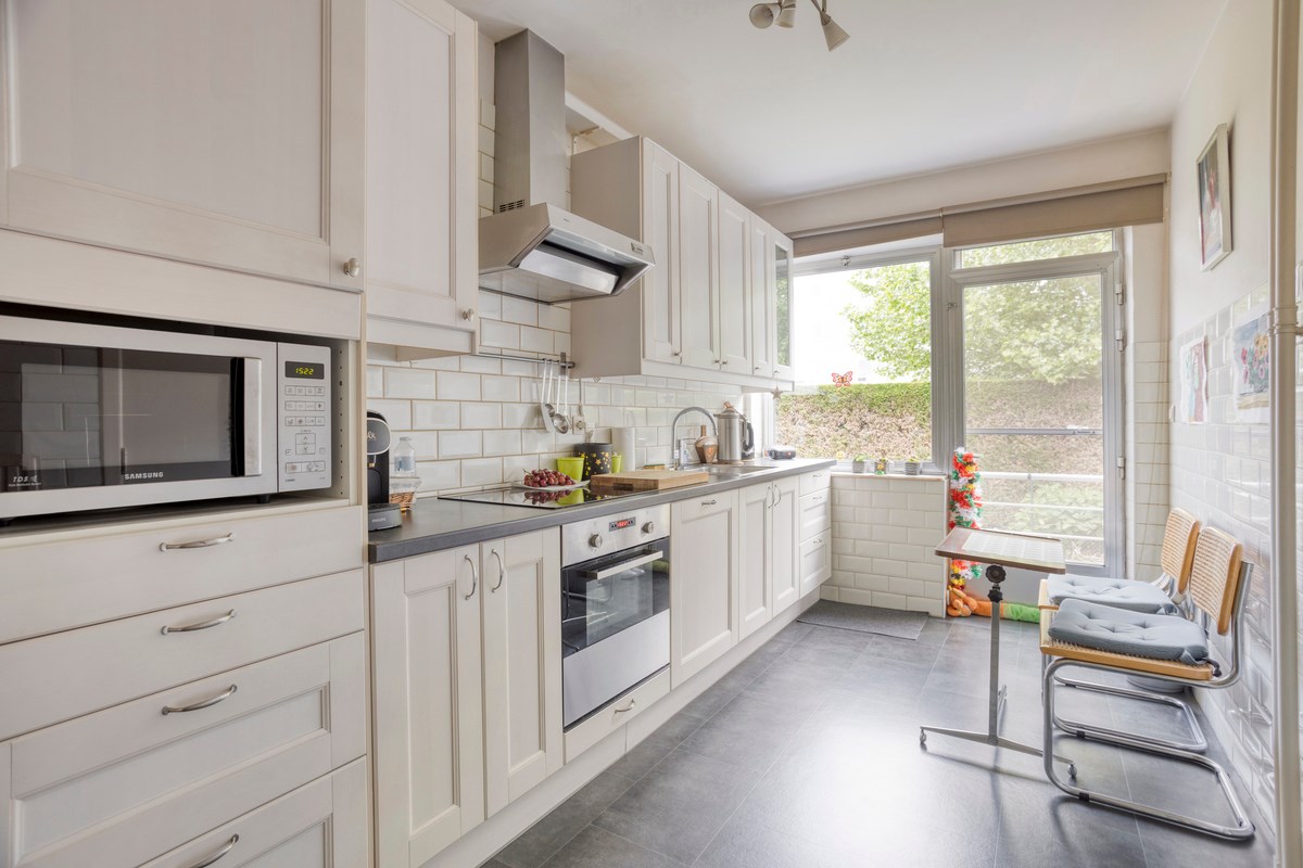 Opbrengsteigendom met 3 appartementen, garages en tuin 