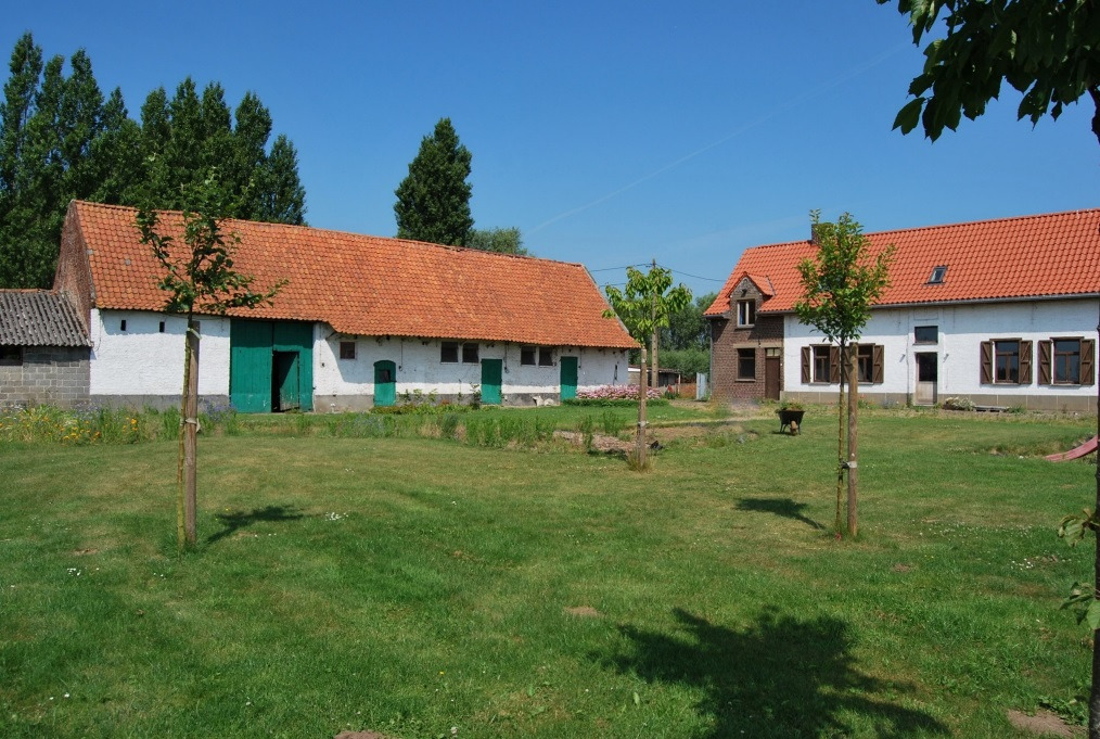 Authentieke, grondig gerenoveerde hoeve op 6470m&#178; te Nazareth 