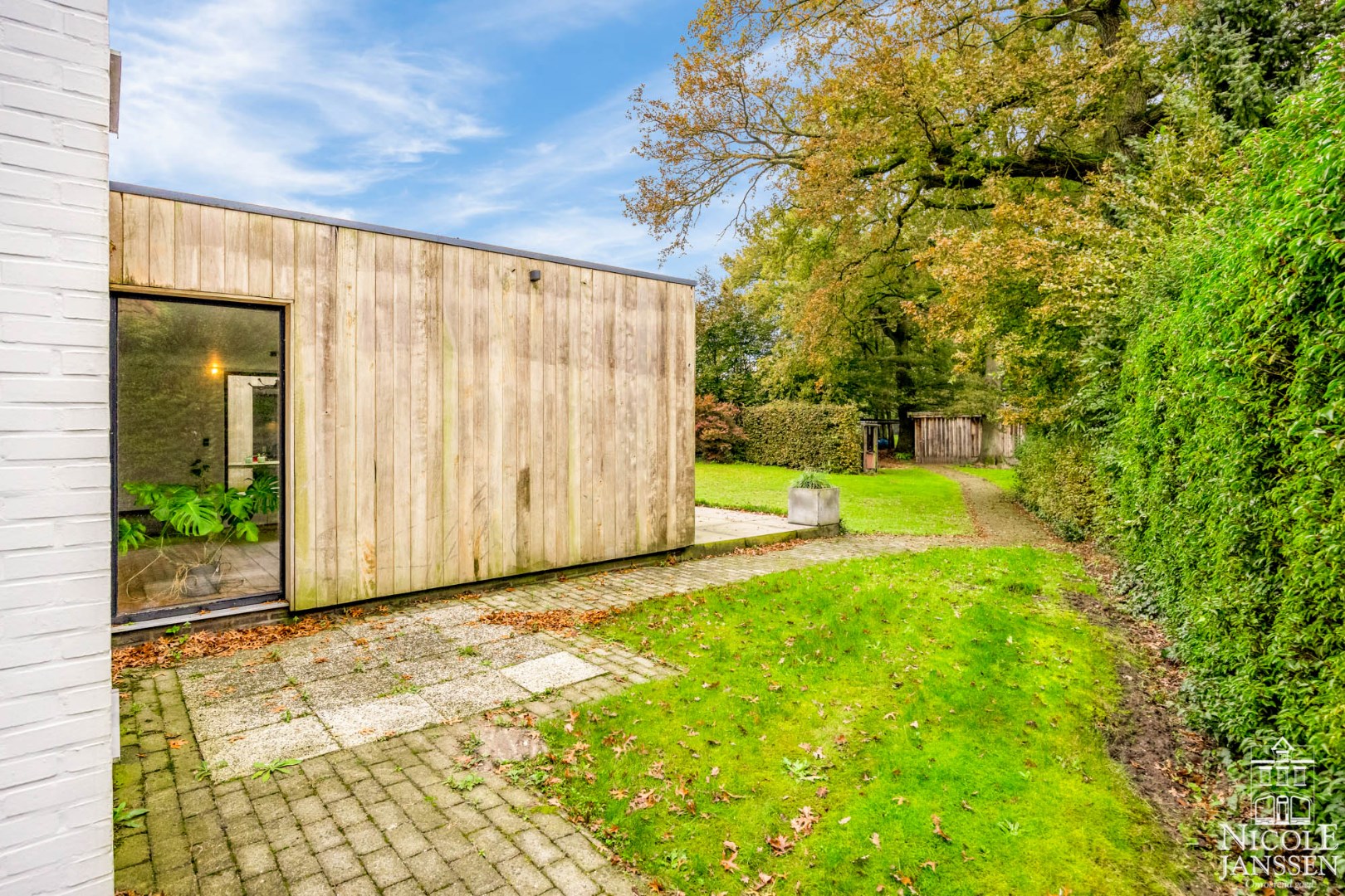 Moderne gezinswoning met mooi terras en vrij uitzicht aan voor- en achterzijde 