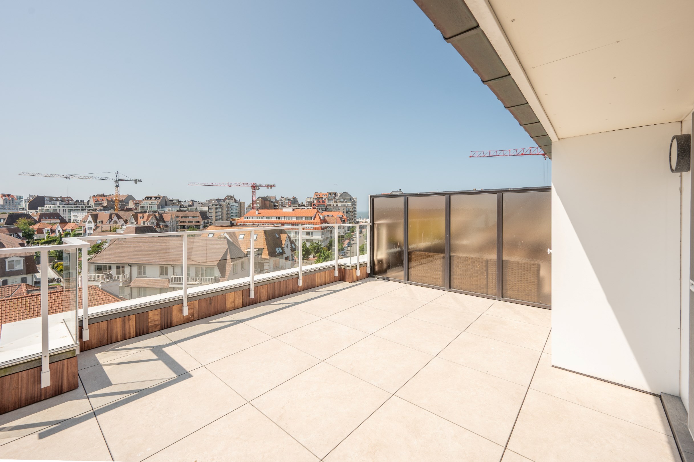 Prachtig instapklaar duplex-appartement met zonnige terrassen genietend van een open zicht en tevens zeezicht (Mogelijkheid tot aankoop van een inpandige garagebox). 