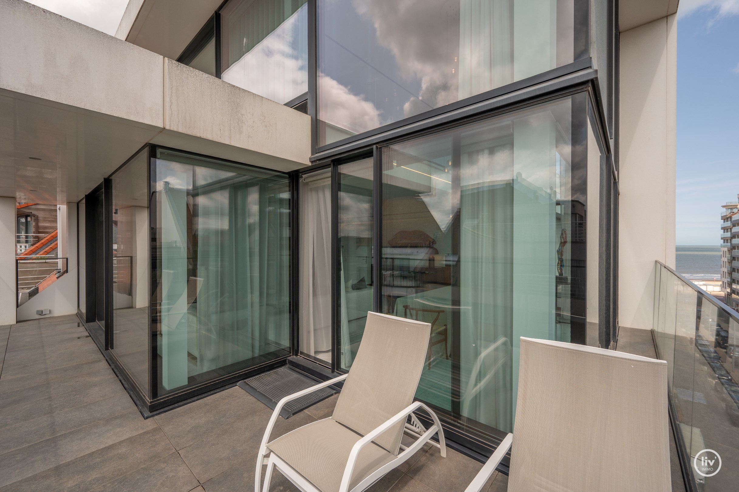 Buitengewone hoekduplex ( 274m&#178;) gelegen vlakbij Zeedijk en het Rubensplein. Ruime garage te koop op de gelijkvloerse verdieping in het gebouw. 