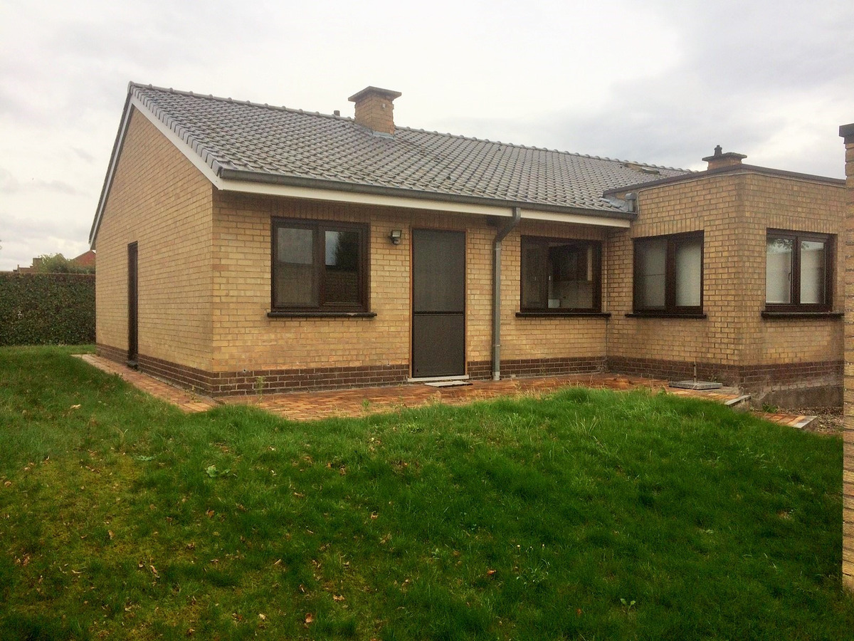 Rustig gelegen gelijkvloerse halfopen woning met 2 slpk&#39;s + dubbele garage 