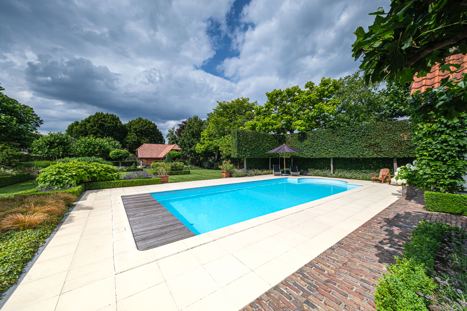Luxueus ingericht landhuis met prachtige tuin met zwembad, poolhouse en ingericht houten bijgebouw 