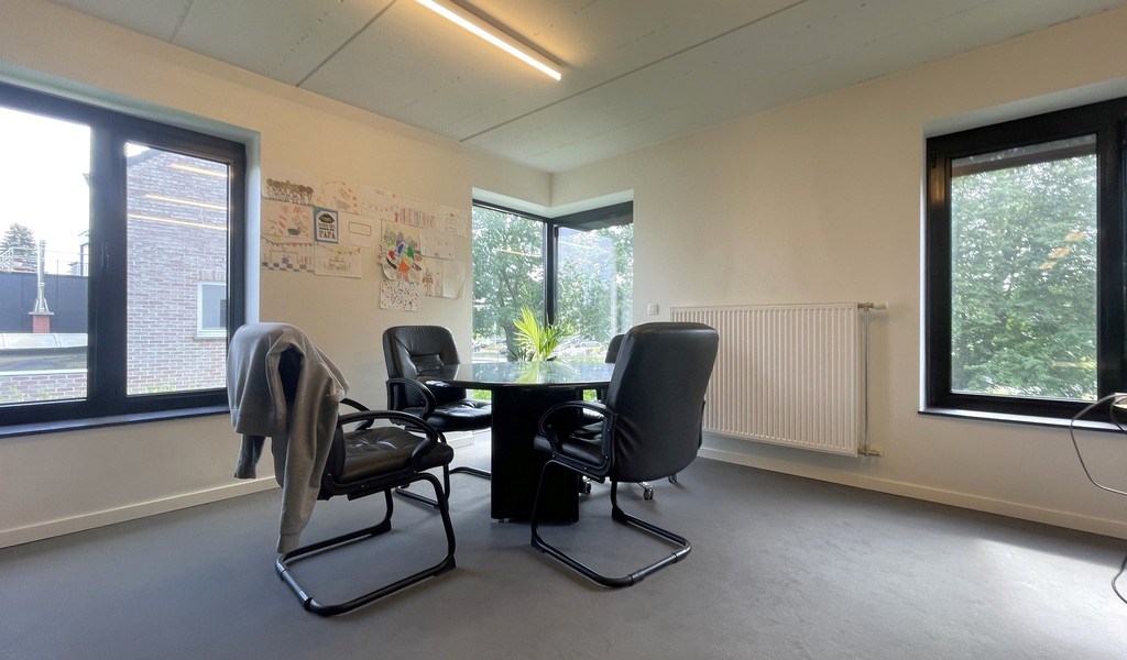 Recent gerenoveerd kantoorgebouw te huur in Mechelen