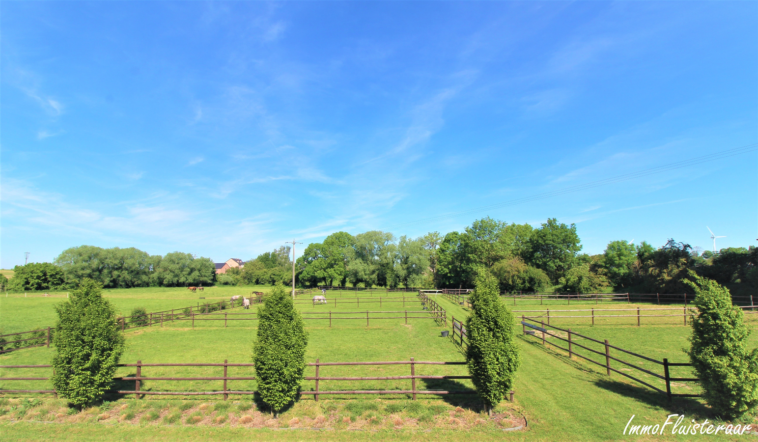 Professional recently built equestrian center on more than 3ha at Hannut (Luik/Li&#232;ge; Belgium) 