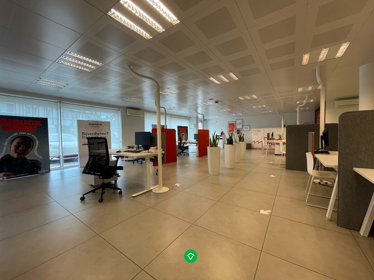 Ruim handelspand van 183m&#178; op een centrale ligging te Roeselare 