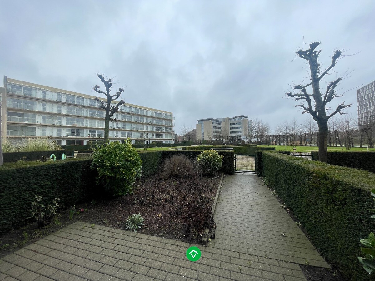 Gelijkvloers appartement met &#233;&#233;n slaapkamer, tuin en garage in centrum Roeselare 