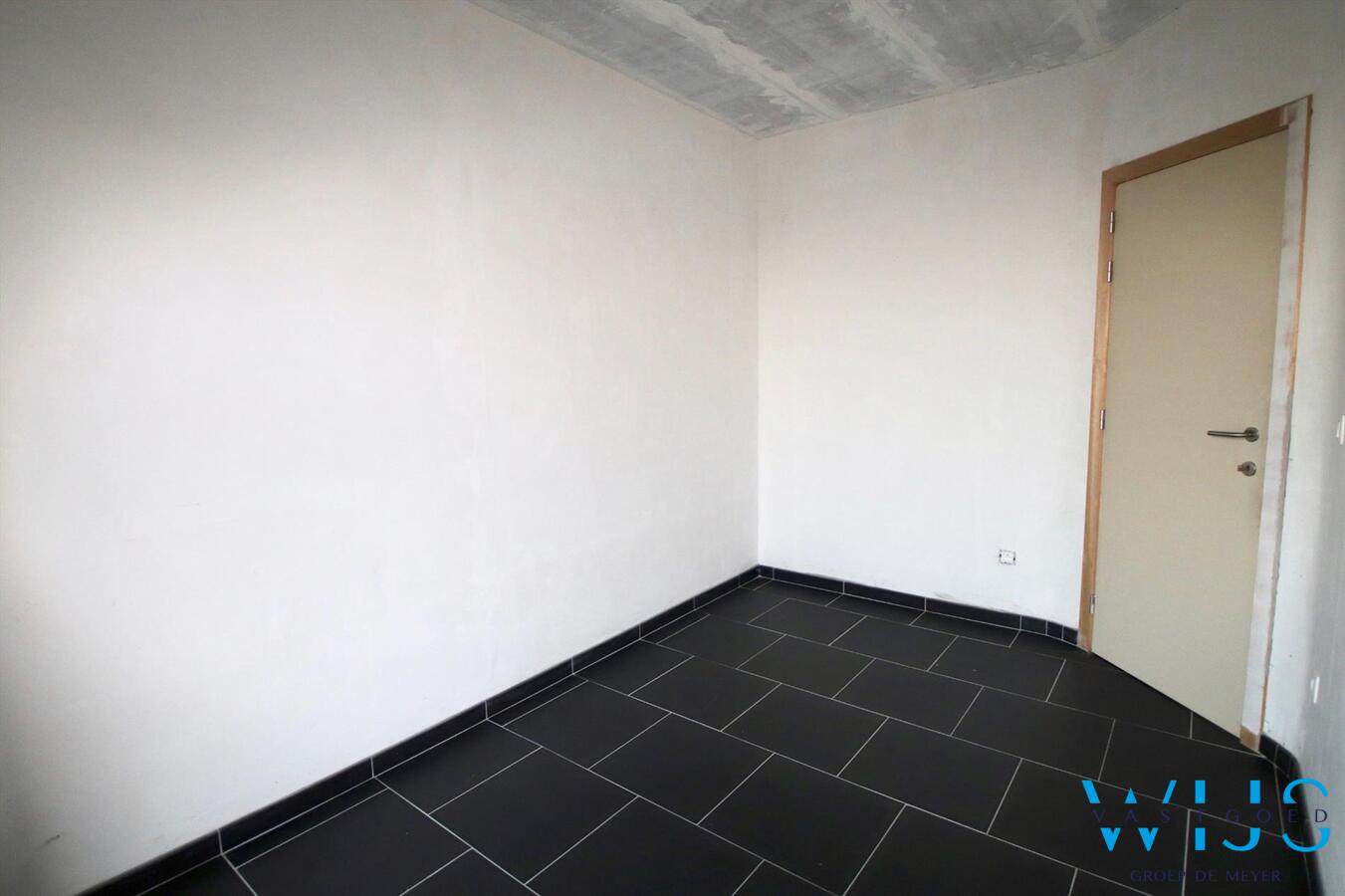 Recent tweeslaapkamer appartement met zonneterras &amp; garage te BASSEVELDE! 