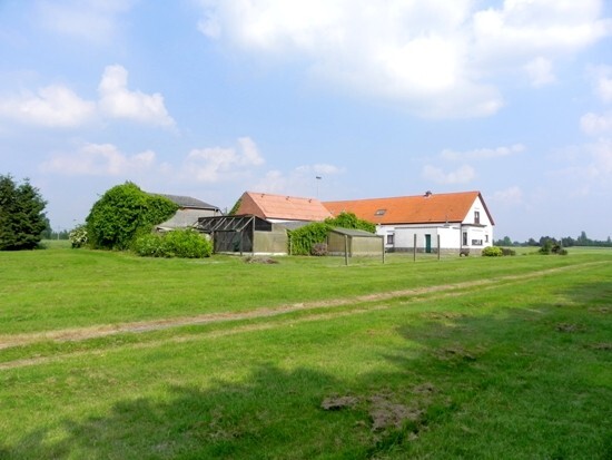 Grote langgevel hoeve met stallingen op ca. 1 ha 