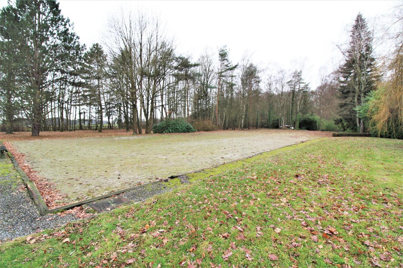 Villa avec infrastructures &#233;questres, piscine, court de tennis, piste de trot et prairie sur environ 2ha65a &#224; Huldenberg (Brabant Flamand) 