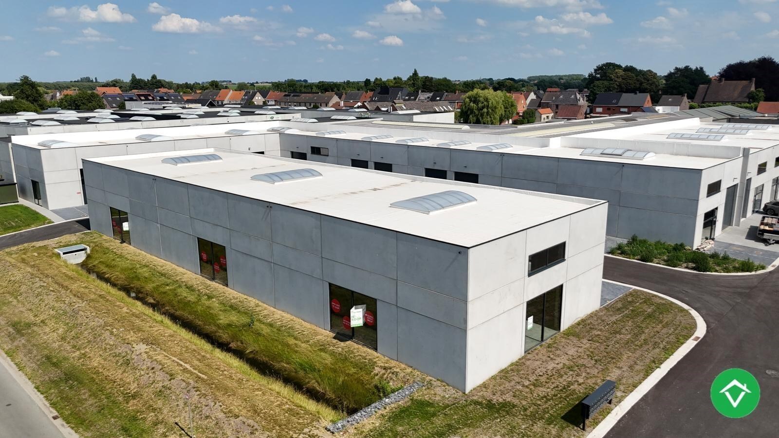 Loods te koop – 246 m&#178; met 2 parkeerplaatsen inbegrepen op de industriezone te Ichtegem 