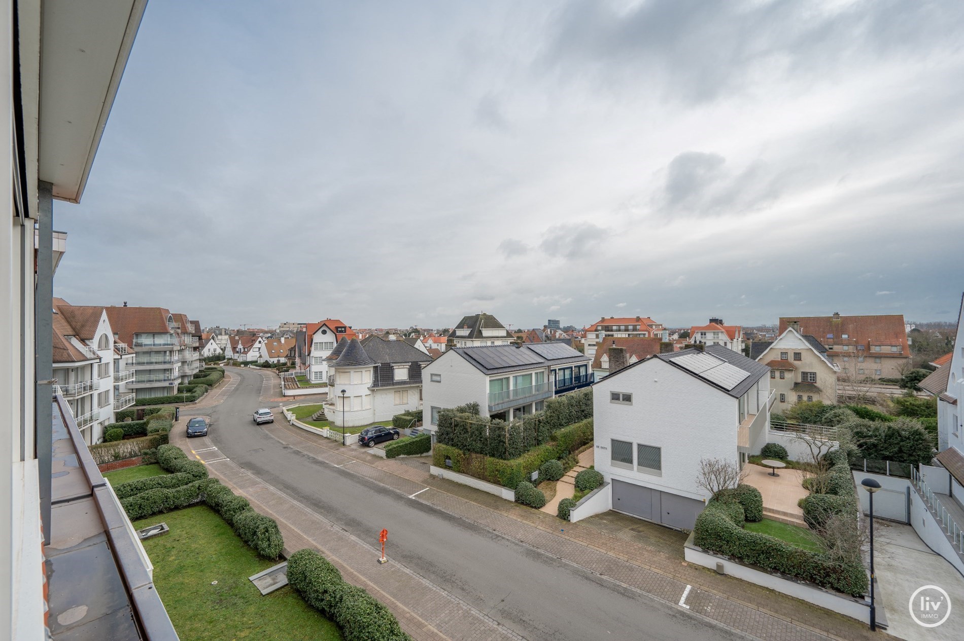 Appartement d&#39;angle spacieux et lumineux exceptionnellement r&#233;nov&#233; et meubl&#233;. 