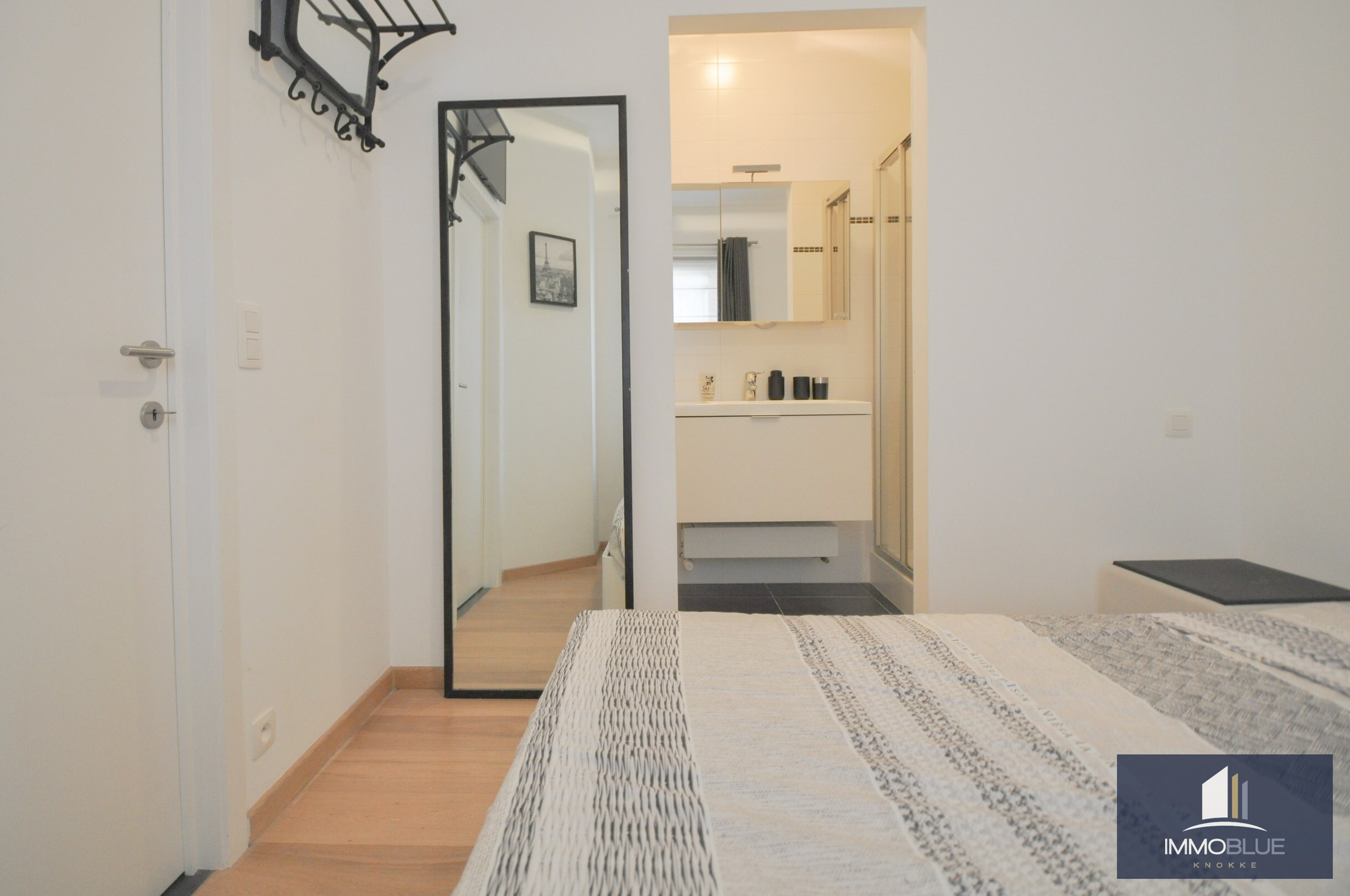 Instapklaar, centraal gelegen duplex appartement nabij de Dumortierlaan. 