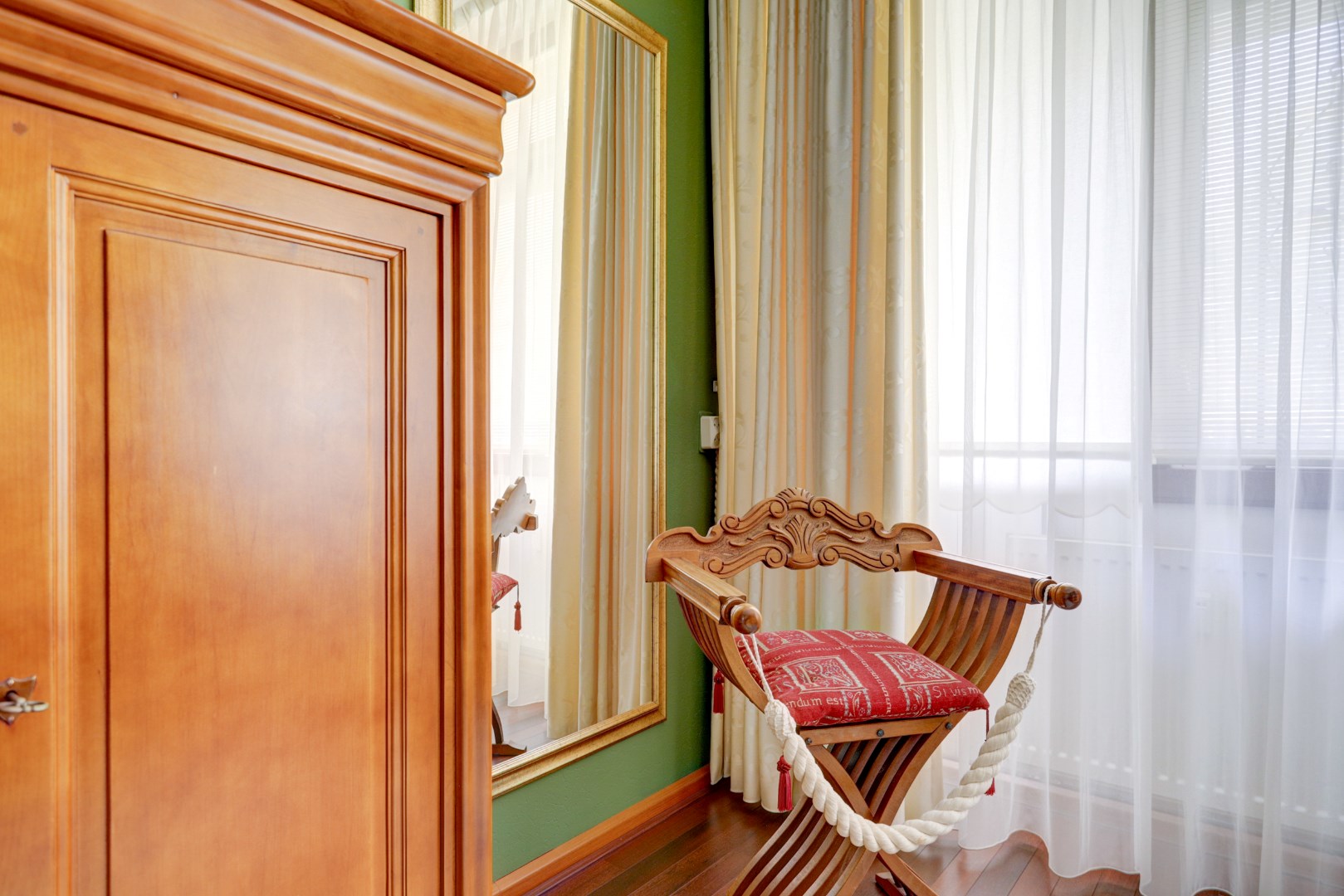 Licht 3 (voorheen 4) kamer appartement op de vijfde verdieping met woningbreed balkon! 