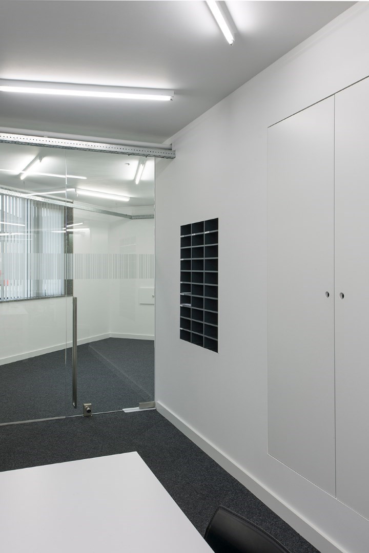 Instapklare kantoorruimte  (32 m&#178;) met parking en alle faciliteiten inclusief, Torhout. 