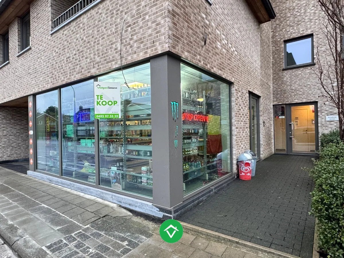 Centraal gelegen handelsruimte met 3 autostandplaatsen te Izegem 
