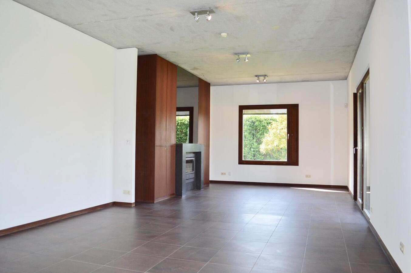 Moderne villa met multifunctionele loods op ca. 3.500 m&#178; te Melsele (Optie: aankoop 1,7 Ha aanpalende grond) 