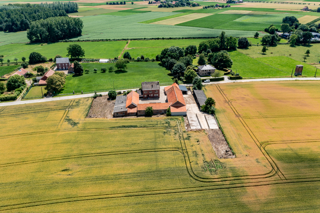 Landelijk gelegen vierkantshoeve op ca. 1ha (uitbreiding met ca. 6ha mogelijk) te Binkom (Lubbeek/Vlaams-Brabant) 