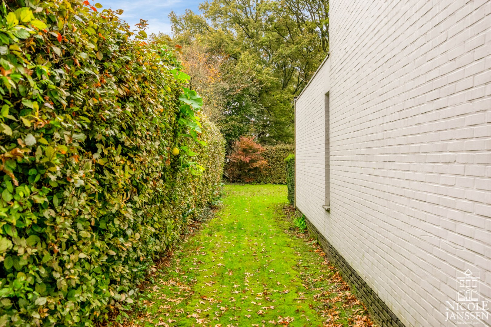 Moderne gezinswoning met mooi terras en vrij uitzicht aan voor- en achterzijde 