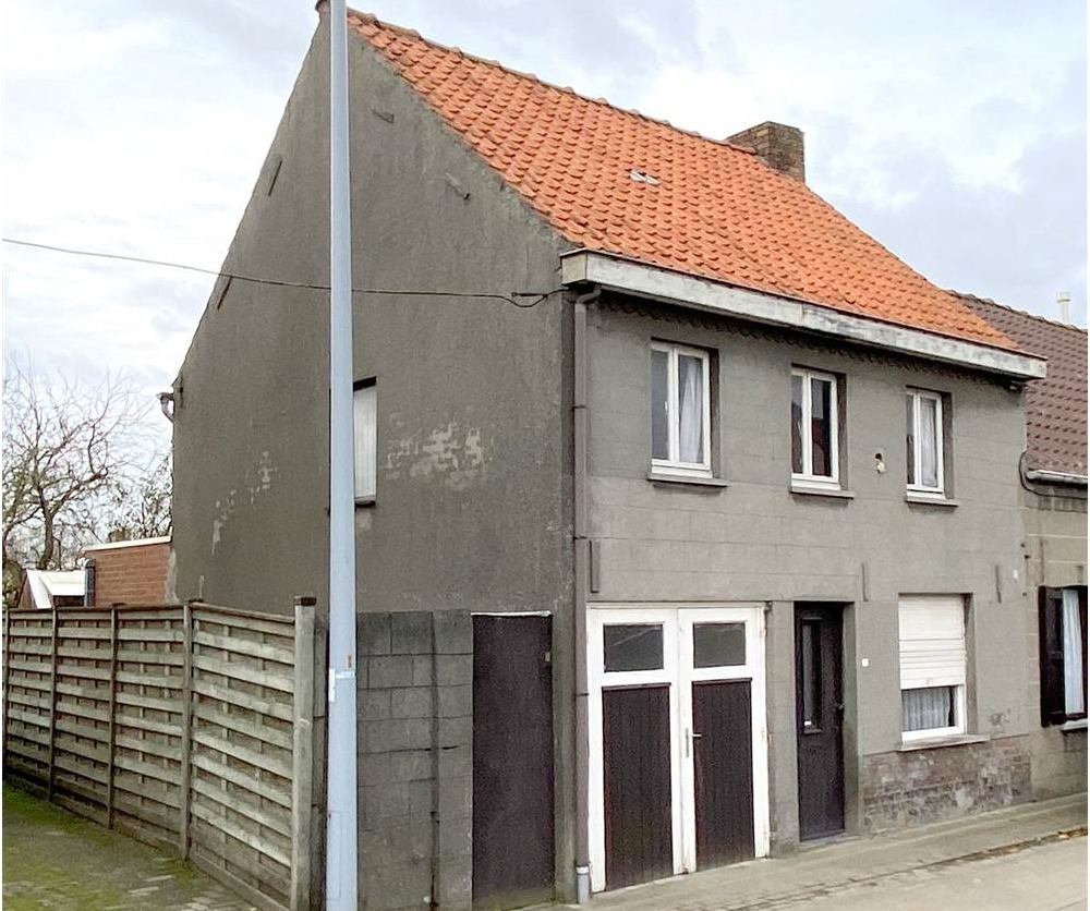 Grondig te renoveren halfopen bebouwing met garage en tuin 