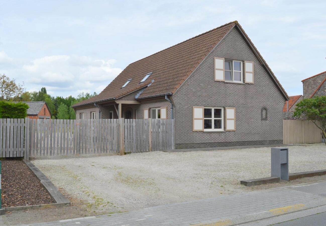 Ruime woning met stalgebouw op 6.723m&#178; te Waarschoot 