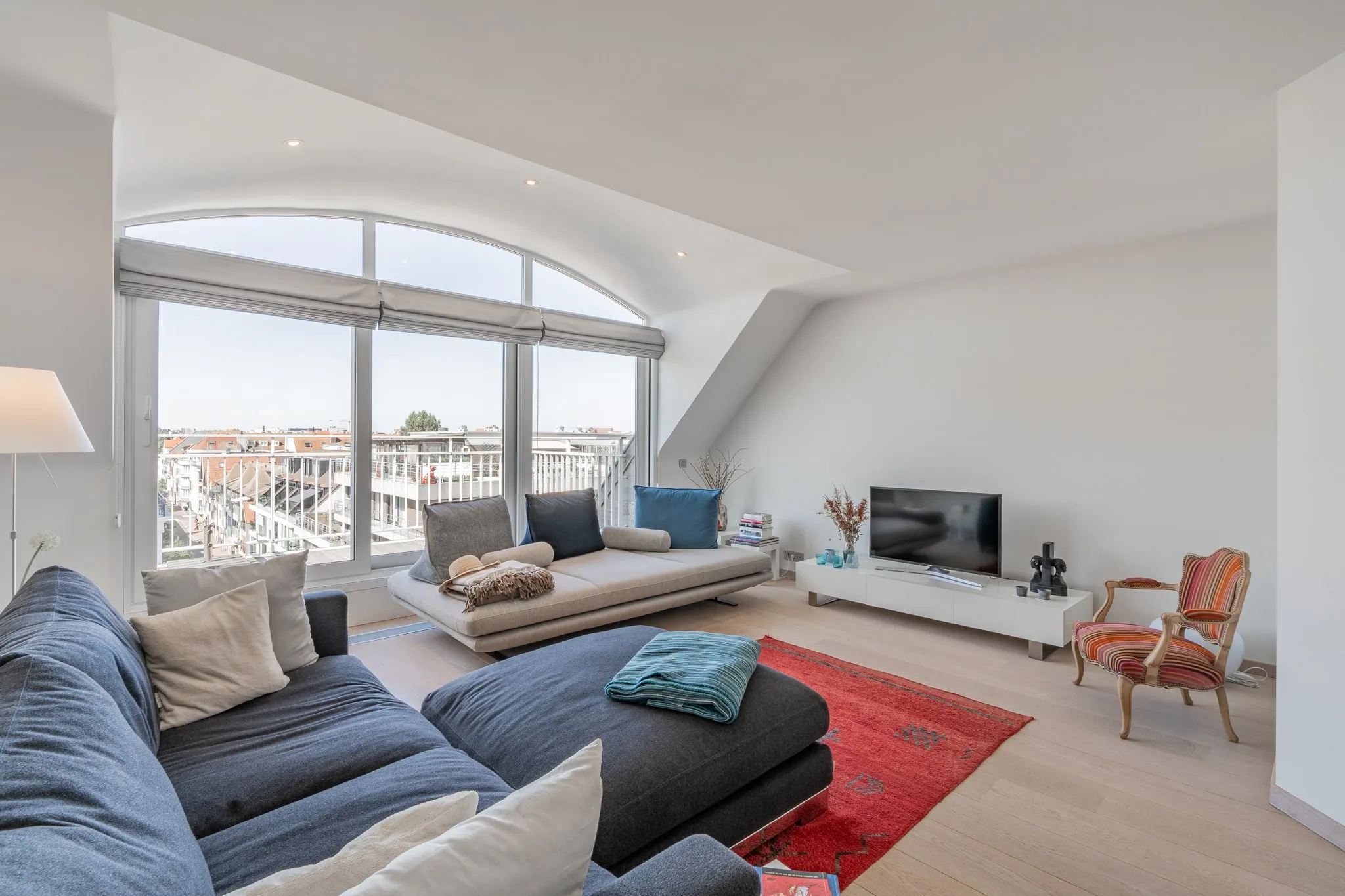 Prachtig duplex appartement in een recent gebouw met mooie zonneterrassen en open zichten te Knokke. 
