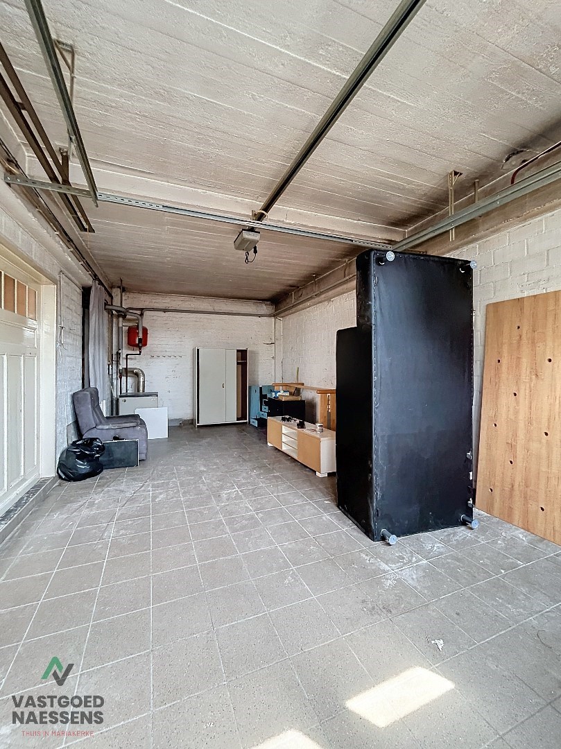 Maison d&#39;angle avec entrep&#244;t - garage - 5 chambres &#224; coucher et terrasse 