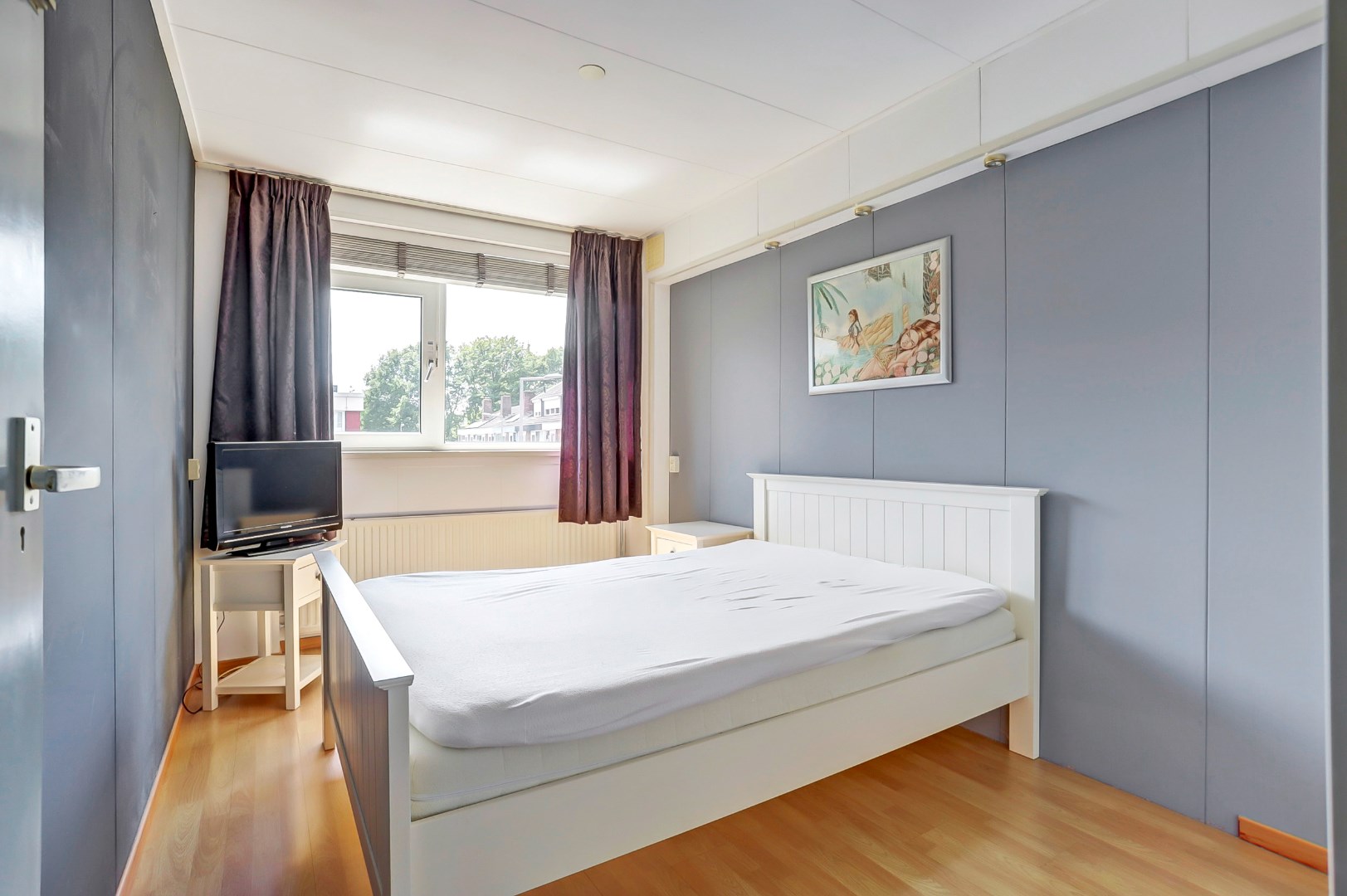 Leuke starters hoekwoning op 206 m&#178; eigen grond met 4- (voorheen 5) kamers, kunststof kozijnen en zonnige brede tuin! 