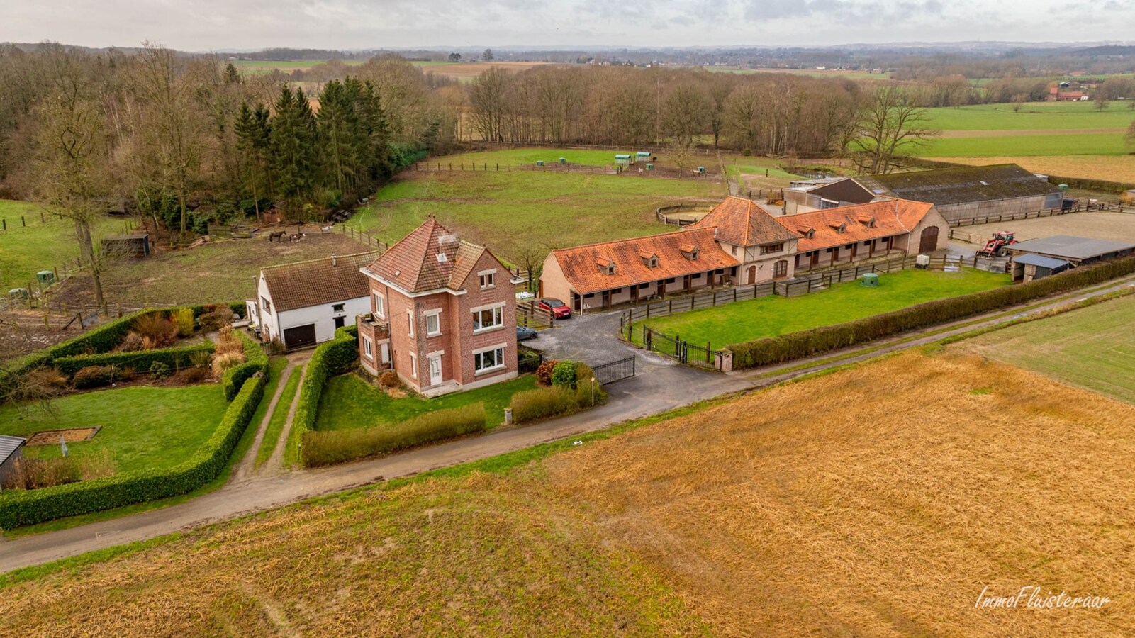 Prachtig paardencomplex met bedrijfswoning, ca. 33 stallen en binnenpiste op meer dan 5,6ha te Bever (Vlaams-Brabant) 