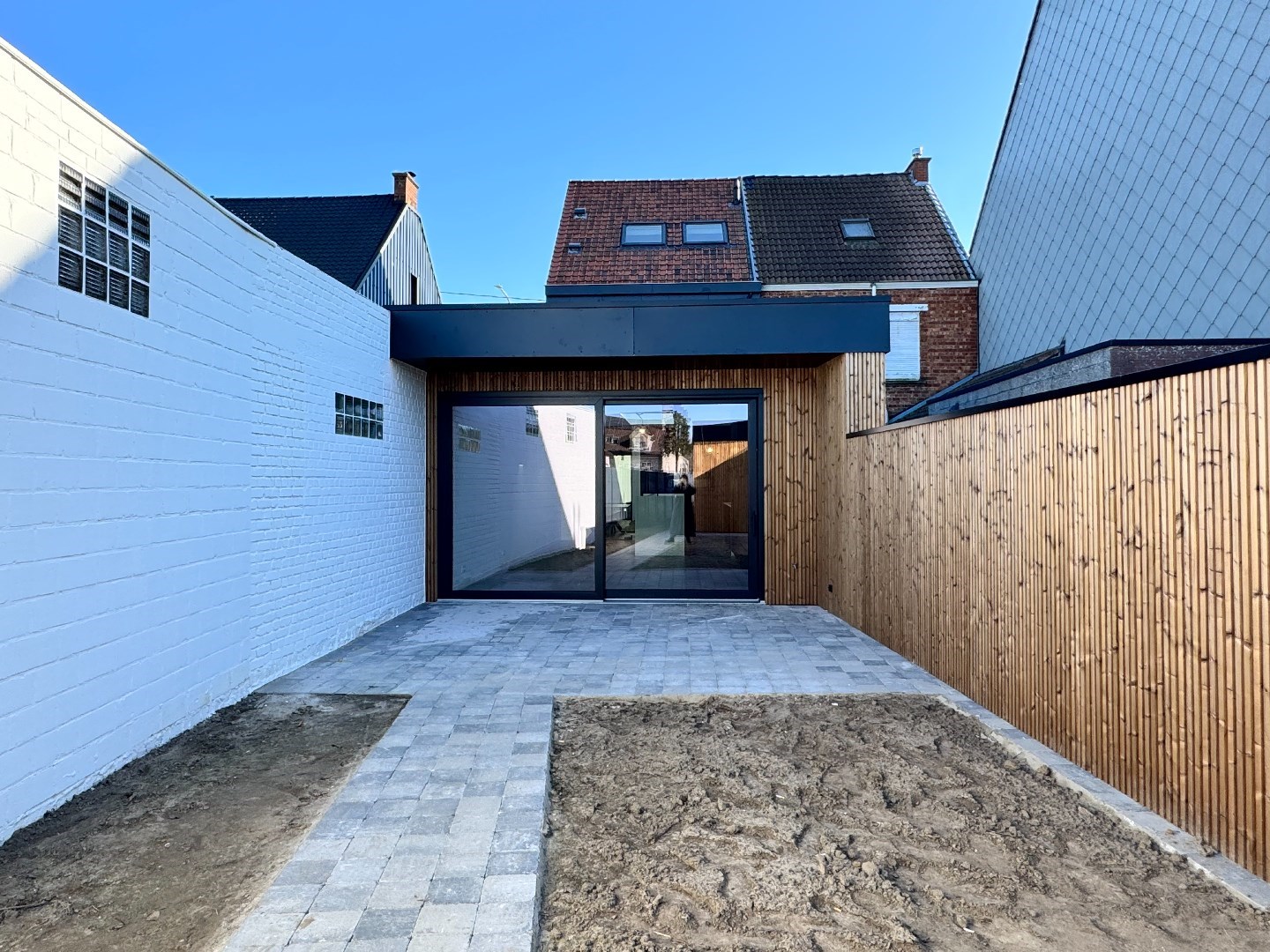 Instapklare, gerenoveerde woning met tuin, uitweg en carport 