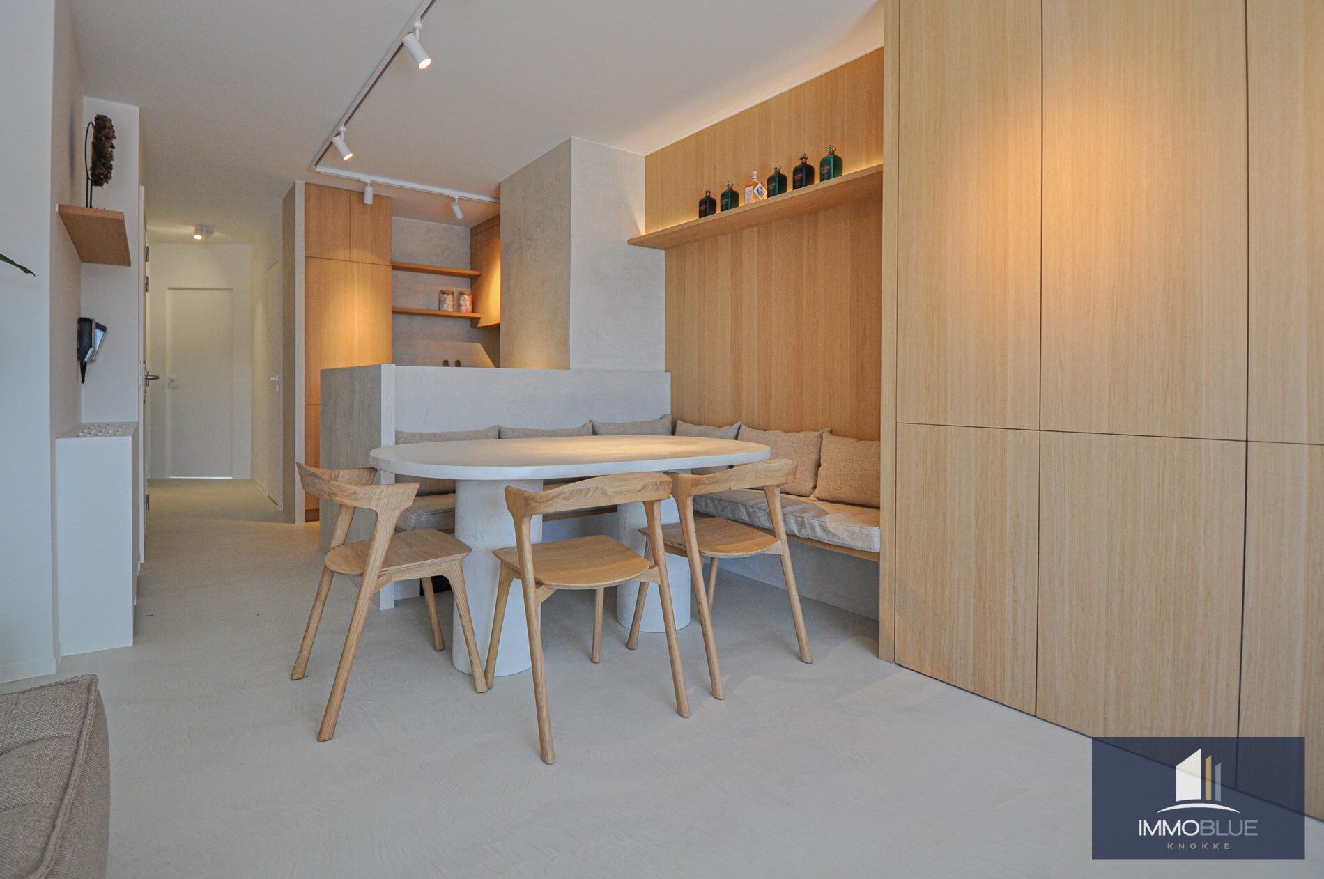 Appartement enti&#232;rement r&#233;nov&#233; avec une grande terrasse ensoleill&#233;e. 