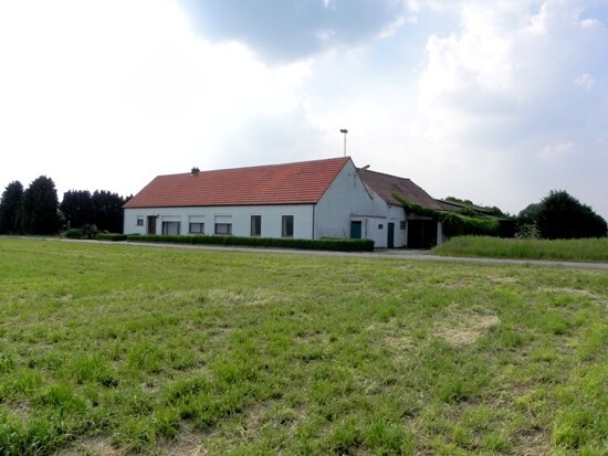 Grote langgevel hoeve met stallingen op ca. 1 ha 