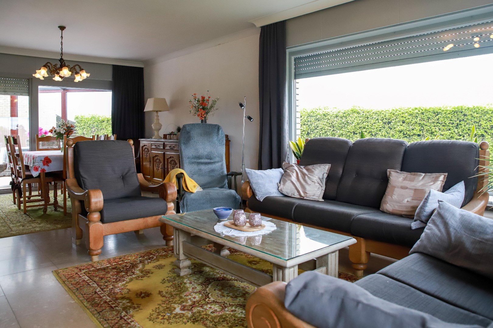Grote alleenstaande woning met garage, werkplaats en tuin op 1.378 m&#178; 
