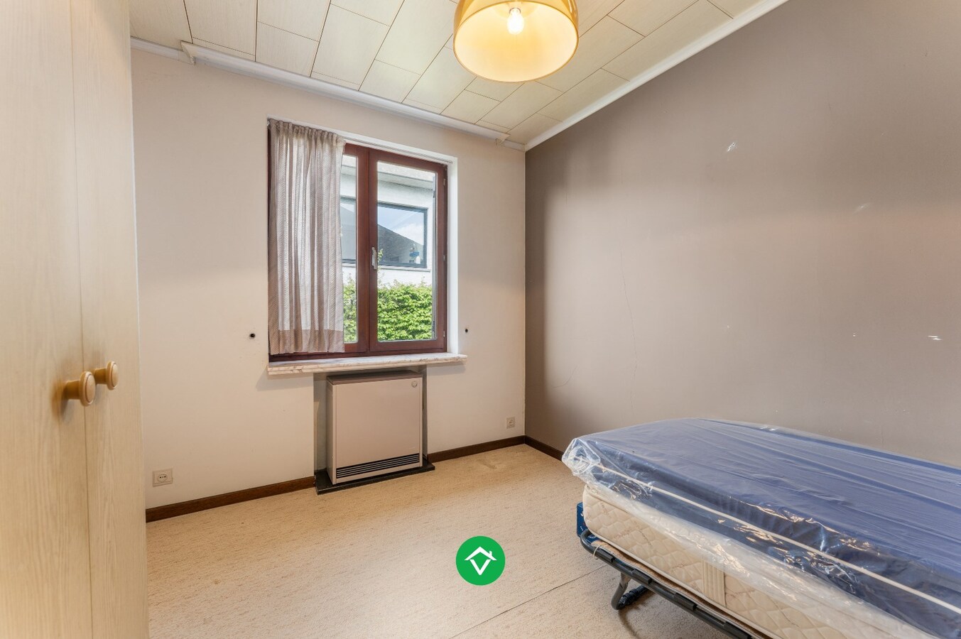 Alleenstaande woning met drie slaapkamers en dubbele inpandige garage te huur 