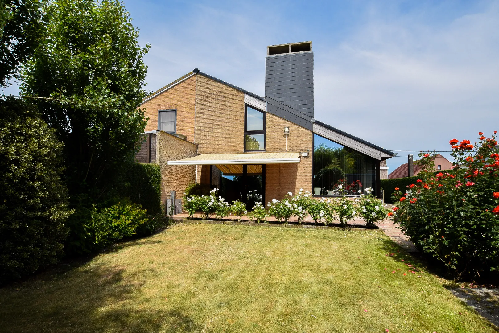 Halfopen bebouwing met 4 slaapkamers en zuidgerichte tuin te Leffinge