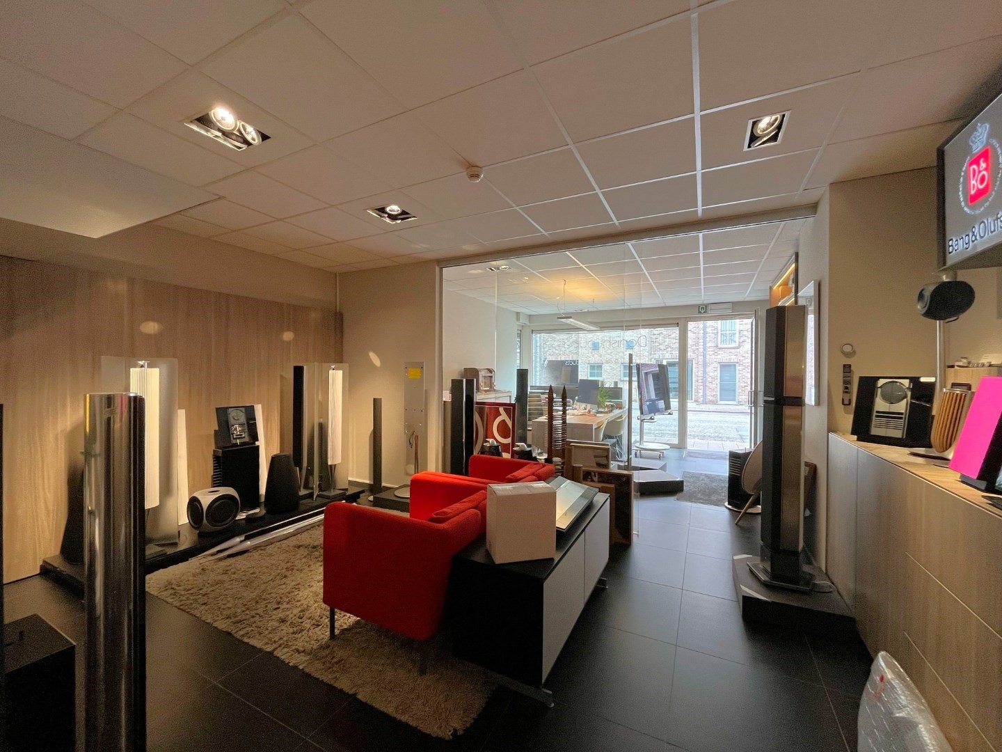 Instapklaar en energiezuinig handelspand op toplocatie in centrum Geel 